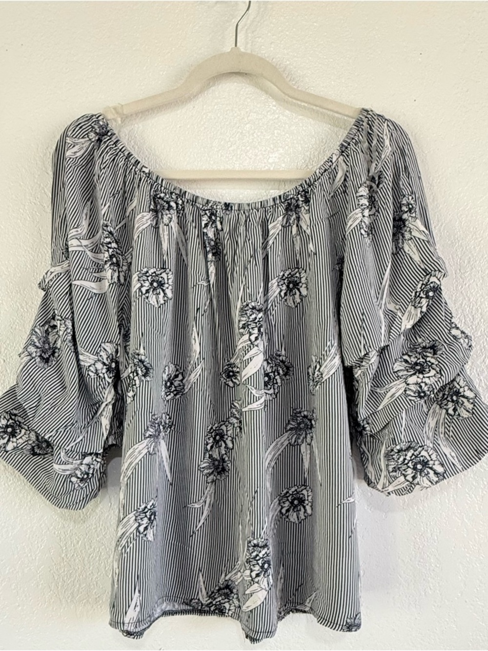 Crave Fame By Almost Famous Women’s White And Blue Size XL Striped Floral Design